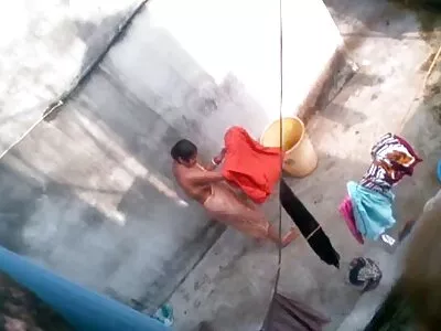 Anh đưa nó phimset nhat cho cô gái da trắng
