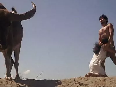 Cô gái phim set nhat ban video vui vẻ làm trống