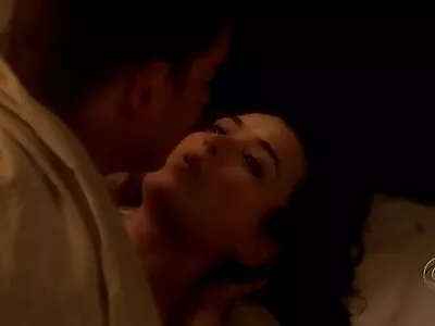 Một người phụ phim set nhat bang nữ tóc đỏ